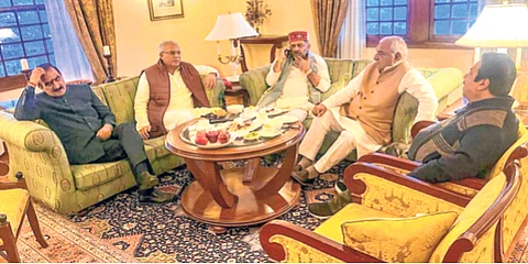 हिमाचल प्रदेशमधील सरकार वाचविण्यासाठी काँग्रेसची धावाधाव