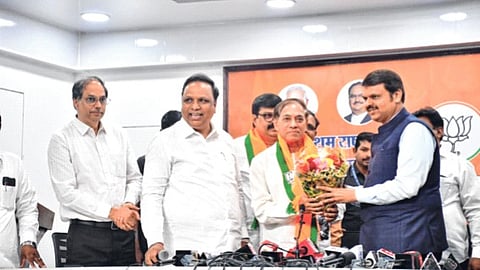 माजी नगरसेवकांनी काँग्रेसचा हात सोडला; भाजपचे कमळ हाती