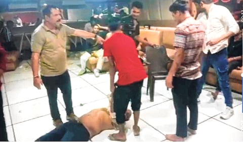 डेज डान्सबारमध्ये व्हिडीओ काढल्याच्या रागातून ग्राहकांना मारहाण; मारहाणीचा व्हिडीओ सोशल मीडियावर व्हायरल