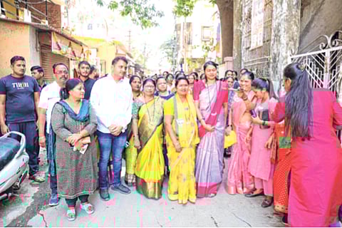 आमदार गणपत गायकवाड यांची पत्नी राजकारणात सक्रिय; आमदार निधीमधून झालेल्या विकासकामांचे केले उद्घाटन