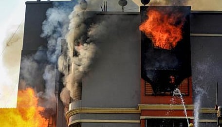 बेलापूरमध्ये इमारतीत आग; अग्निशमन दलाचे जवान जखमी