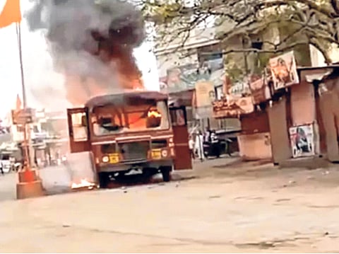 सरकार आक्रमक, जरांगेंची कोंडी