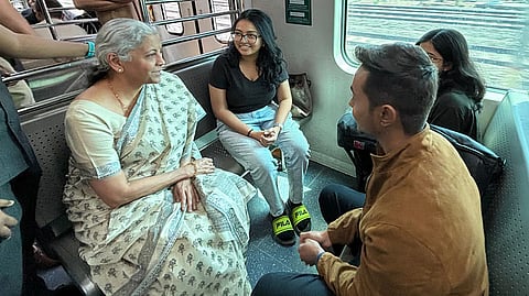 अर्थमंत्री निर्मला सीतारामन यांनी मुंबई लोकलने केला प्रवास; घाटकोपर ते कल्याण प्रवासाचे फोटो व्हायरल, नेटकरी म्हणाले...