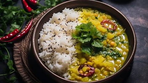 वरणभाताशिवाय जेवण पुर्ण होत नाही? पाहा वरणभात खाण्याचे फायदे