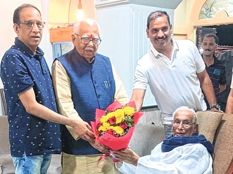 वसईतील सोनचाफ्याचा लखनऊच्या राजभवनात 'सुगंध'! राम नाईक यांनी 'नवशक्ति'शी साधला संवाद