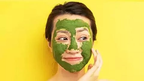 कारल्याच्या बियांपासून बनवा फेसपॅक, त्वचेसाठी ठरते फायदेशीर