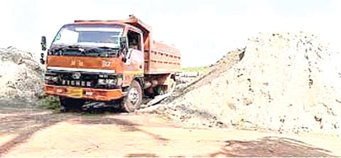 अप्पर तहसीलदार कार्यालयातून वाळूचा डम्पर पळवला