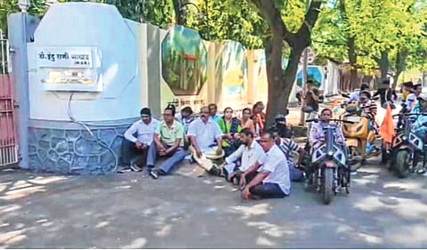 कल्याण : कारवाईविरोधात आयुक्तांच्या घरासमोर दिव्यांगांचा ठिय्या
