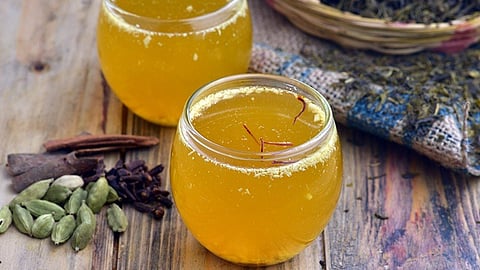 दररोज प्या काश्मिरी 'कावा' चहा, शरीरासाठी आहे भरपुर फायदेशिर, पाहा सोपी रेसिपी