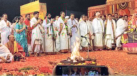 मुख्यमंत्री शिंदे , उपमुख्यमंत्री फडणवीस श्री श्रीनिवास कल्याणम् महोत्सवात