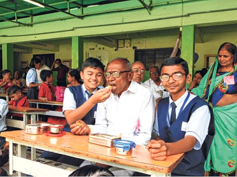 विद्यार्थ्यांनी साजरा केला आजी-आजोबा दिवस!