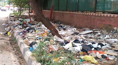 फुटपाथवर घाण करणाऱ्या गॅरेजेसवर कारवाई