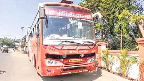 अल्पवयीन मुलींचा बसचालकाकडून 'विनयभंग'