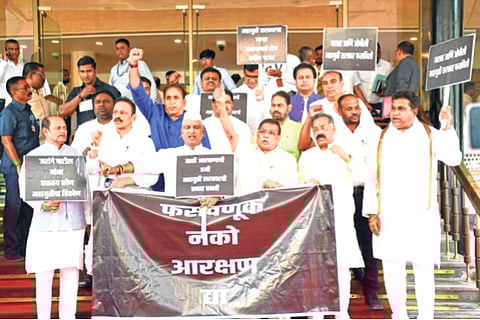आरक्षणाच्या मुद्द्यावरून विरोधकांचे पायऱ्यांवर आंदोलन