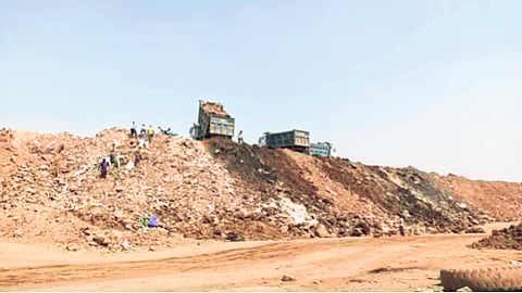 बेकायदेशीर डेब्रिजचे व्यवस्थापन करा, न्यायालयाचे शासनाला आदेश