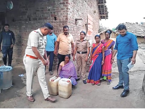 तळा पोलिसांकडून गावठी दारूवर धाड