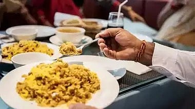 शिळे अन्न खाण्याची सवय आहे? 'या' सवयीचे होतात शरीरावर दुष्परीणाम