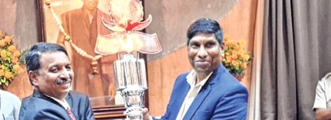 ‘स्वारातीम’च्या कुलगुरूपदी डॉ. मनोहर चासकर रूजू