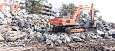 अलिबाग किनाऱ्याला उधाणापासून सुरक्षाकवच, ४०० मीटर लांबीचा धूप प्रतिबंधात्मक दगडी बंधारा बांधणार; पाच कोटींचा निधी मंजूर