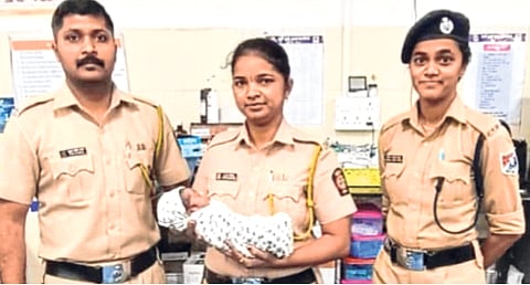 धावत्या लोकलमध्ये प्रसुती कळा; जनरल डब्यातील महिला मदतीला धावल्या अन्...