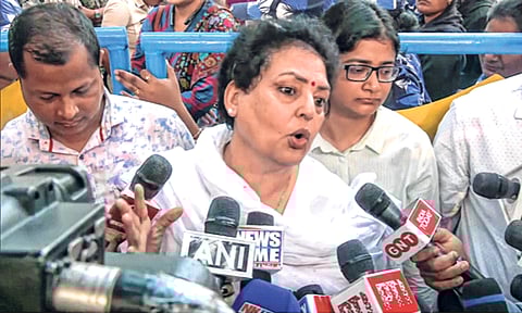 ममता यांनी राजीनामा द्यावा -रेखा शर्मा; प. बंगालमधील संदेशखळी भेटीत राष्ट्रीय महिला आयोग अध्यक्षांची मागणी