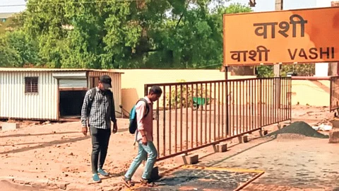रेलिंग ओलांडून प्रवाशांचा जीवघेणा प्रवास सुरूच, प्रवाशांकडून पादचारी पूल, सरकते जिने यांचा वापर नाहीच