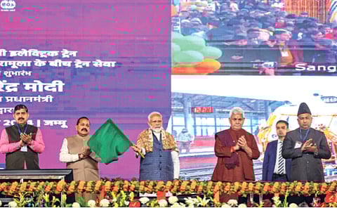 कलम ३७० रद्द केल्याने काश्मीरच्या विकासाला चालना; स्वित्झर्लंडला टक्कर देणारे पर्यटन स्थळ बनवू- पंतप्रधान नरेंद्र मोदी यांचे प्रतिपादन