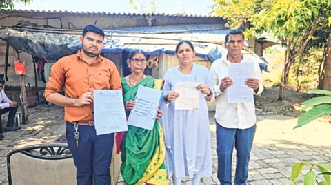 जमीन बळकावल्याप्रकरणी महिलेचा आत्मदहनाचा इशारा; शासकीय अधिकाऱ्यांचे साटेलोटे