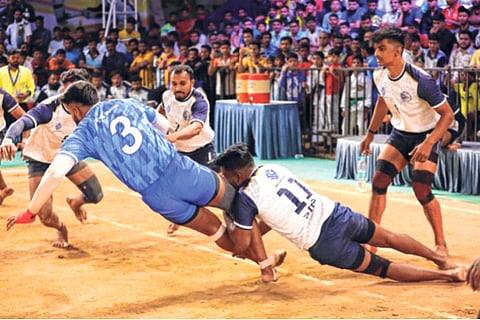 मुंबई शहरच्या दोन्ही संघांची विजयी सलामी! महिलांमध्ये पुणे, पालघर, कोल्हापूर यांची दमदार सुरुवात; पुरुषांमध्ये यजमान ठाण्याचा पराभव