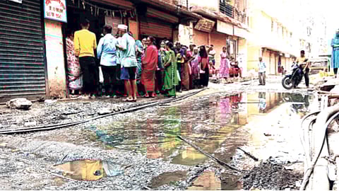 रेशनिंग दुकानदाराचा ग्राहकांच्या जीवाशी खेळ: उंदराची विष्ठा व ड्रेनेज पाणी मिश्रित धान्य; भाजप महिला आक्रमक