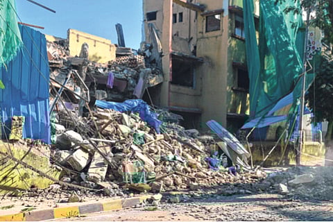 बोरिवलीत घराचा भाग रिक्षावर कोसळला:दोघे जखमी; इमारतीचे पाडकाम सुरू