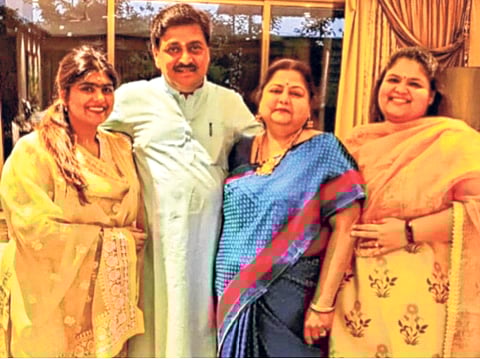 मी आता राजकारणातून रिटायर्ड -अमिता चव्हाण;  
जनतेची इच्छा असेल, तर श्रीजया निवडणूक लढवेल