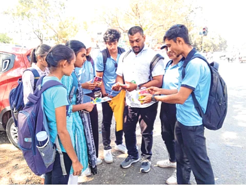 विक्रीतून व्यवस्थापनाचे धडे घेण्यासाठी
२०० विद्यार्थी उतरले रस्त्यावर; रायसोनी महाविद्यालयाच्या उपक्रमाचे जळगावकरांनी केले कौतुक