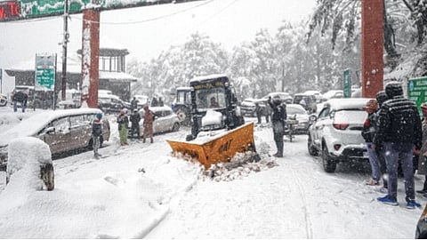 बर्फवृष्टीमुळे काश्मीरमधील जीवन विस्कळीत, विमानसेवाही प्रभावित