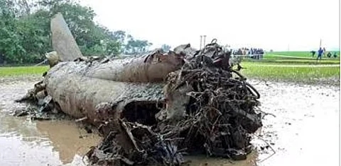 हवाई दलाचे विमान कोसळले