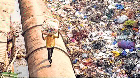 झोपडपट्टीतील स्वच्छतेवर चारपट खर्च; मर्जीतील
कंत्राटदाराला काम देण्यासाठी खटाटोप