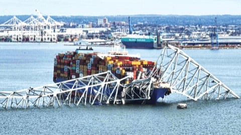 अमेरिकेत मालवाहू जहाजाच्या धडकेने पूल कोसळला