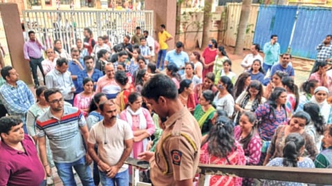 नारायणा शाळेकडून मनमानी शुल्क वसुली ?  पालकांचा आरोप; पोलीस घटनास्थळी दाखल