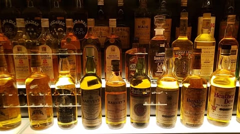 बोगस विदेशी स्कॉच बनविणाऱ्या कारखान्याचा पर्दाफाश; चार आरोपींना अटक, २८ लाखांचा मुद्देमाल जप्त