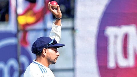 थंड वातावरणात कुलदीप तळपला! फिरकीपुढे इंग्लंडचा पहिला डाव २१८ धावांतच संपुष्टात