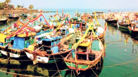 मच्छीमार बांधवांच्या होड्या किनारी