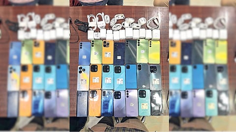 मोबाईल चोरीप्रकरणी तिघांना अटक; २१ मोबाईल हस्तगत