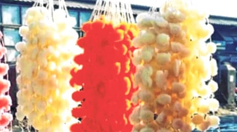 कारागीर मिळत नसल्याने साखर गाठींचे उत्पादन घटले! अनेकांनी ठेवले उद्योग बंद; १५ टक्क्यांनी दर वाढले