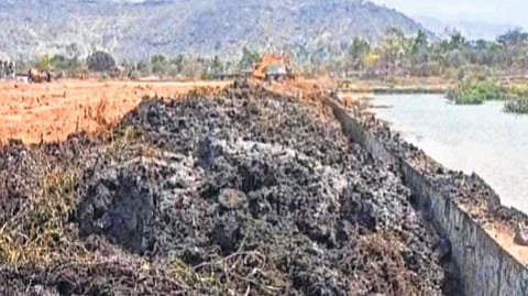 तमनाथ आडिवलीजवळील उल्हास नदीत उत्खनन; शासनाचे नियम धाब्यावर