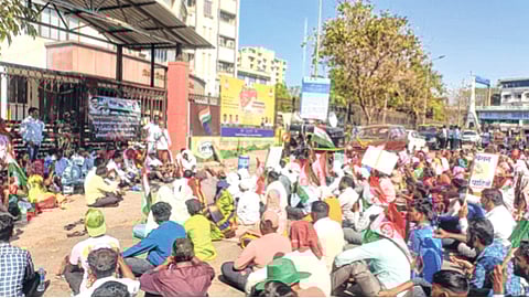 भिवंडी महापालिकेचे प्रवेशद्वार तोडून कामगारांचा ठिय्या; ‘या’ आहेत मागण्या