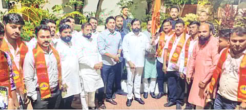 उद्धव ठाकरे गटाला उरणमध्ये खिंडार;
दीपक ठाकूर यांच्यासह अनेक कार्यकर्ते शिंदेंच्या शिवसेनेत