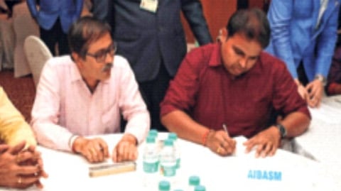 १७ टक्के पगारवाढीच्या निर्णयाचे बँक कर्मचाऱ्यांकडून जंगी स्वागत; फटाके फोडून, पेढे वाटून केला जल्लोष