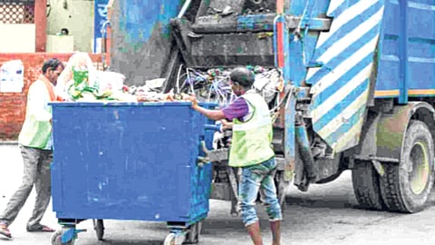 महापालिकेचे वर्षाला वाचणार दोनशे कोटी; मुंबईतील कचरा उचलण्यासाठी सेवा आधारित कंत्राट