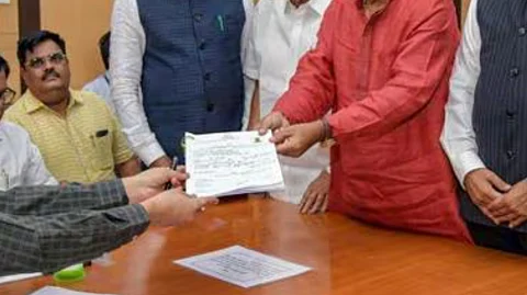 उमेदवारी अर्ज दाखल करताना पाच व्यक्ती, तीन वाहनांचे बंधन
