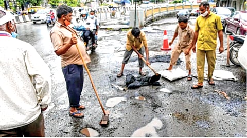 हमी कालावधीत खड्डा पडल्यास कंत्राटदाराला दंड; खड्डेमुक्त रस्त्यांसाठी पालिकेची कठोर अंमलबजावणी
